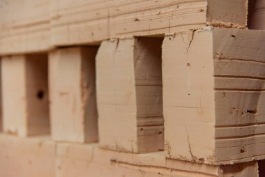 Hazır tuğla. Tuğla blok tuğla fabrikası'nda. Bitmiş tuğla ile depo