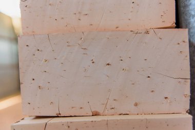 Hazır tuğla. Tuğla blok tuğla fabrikası'nda. Bitmiş tuğla ile depo