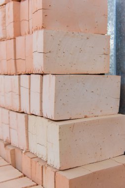 Hazır tuğla. Tuğla blok tuğla fabrikası'nda. Bitmiş tuğla ile depo