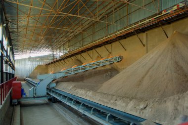 Konveyör Tuğla Fabrikası'nda. Konveyör bant konveyörler için. Teyp İnşaat malzemeleri nakliye için yükleme