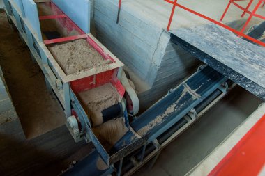 Konveyör Tuğla Fabrikası'nda. Konveyör bant konveyörler için. Teyp İnşaat malzemeleri nakliye için yükleme