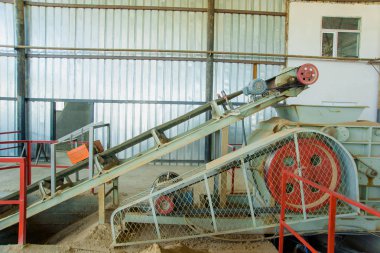 Konveyör Tuğla Fabrikası'nda. Konveyör bant konveyörler için. Teyp İnşaat malzemeleri nakliye için yükleme