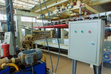 Tuğla yapma makinesi. Tuğla bloklar fabrikada üretim. Tuğla hazırlanıyor. İnşaat malzemeleri üretimi için bitki