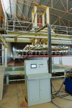 Tuğla yapma makinesi. Tuğla bloklar fabrikada üretim. Tuğla hazırlanıyor. İnşaat malzemeleri üretimi için bitki