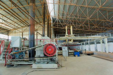 Tuğla yapma makinesi. Tuğla bloklar fabrikada üretim. Tuğla hazırlanıyor. İnşaat malzemeleri üretimi için bitki