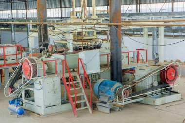 Tuğla yapma makinesi. Tuğla bloklar fabrikada üretim. Tuğla hazırlanıyor. İnşaat malzemeleri üretimi için bitki