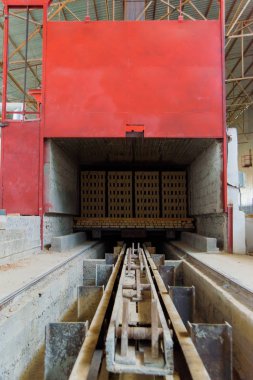 Tuğla kurutma Endüstriyel fırın. Tuğla bloklar fabrikada üretim. Tuğla satış için hazırlanıyor. Yüksek sıcaklık fırın. Tuğla fırın