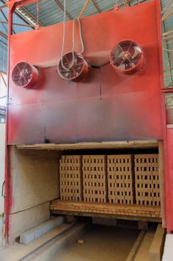 Tuğla kurutma Endüstriyel fırın. Tuğla bloklar fabrikada üretim. Tuğla satış için hazırlanıyor. Yüksek sıcaklık fırın. Tuğla fırın