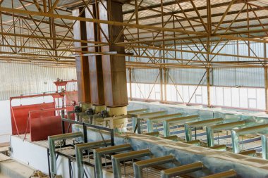 Tuğla kurutma Endüstriyel fırın. Tuğla bloklar fabrikada üretim. Tuğla satış için hazırlanıyor. Yüksek sıcaklık fırın. Tuğla fırın