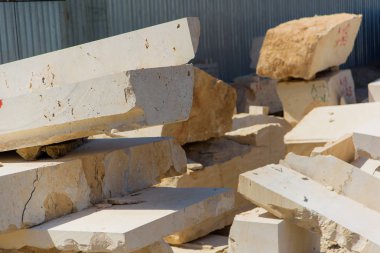 Büyük traverten blok. Tedavi edilmemiş Traverten üretim. Sert kaya doku