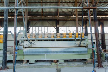 Makine Traverten ile çalışmak için. Traverten fabrikada parlatma. İşleme rock