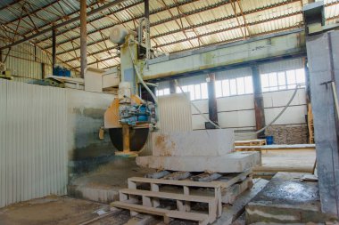 Traverten işleme makine. Kesme Traverten için gördüm. Fabrika içinde kesme kaya