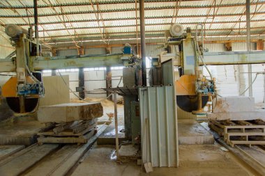 Traverten işleme makine. Kesme Traverten için gördüm. Fabrika içinde kesme kaya