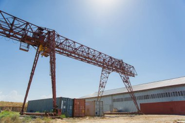 Bir tuğla fabrikası'nda köprü vinç. İnşaat ekipmanları. Kargo Vinç Traverten Fabrikası'nda