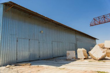 Depo fabrikada oluklu. Bina ile yaprak kaplanmış oluklu. Duvar üzerinde bina zemin kaplaması