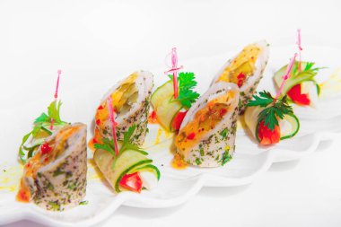 Beyaz bir tabakta sebze rulo. Soğuk aperatifler restoranda. Hafif bir arka plan üzerinde şiş üzerinde snack