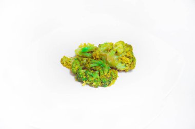 Beyaz bir plaka üzerinde yağda kızarmış karnabahar. Hafif bir arka plan üzerinde breading içinde kızarmış sebze. Beyaz arka plan üzerinde yararlı sebze