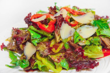 Etli sebze salatası. Beyaz tabakta et salatası. Bir restoranda soğuk meze