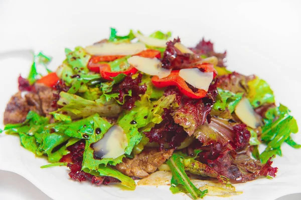 蔬菜沙拉配肉 白盘子上的肉沙拉 餐厅冷开胃菜 — 图库照片