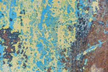 Demir levha eski mavi boya. Kırık boya binasında. Korozyon metalik bir yüzey üzerinde. Standartların altında boya malzemeleri