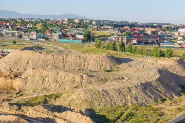 Çukur bir ev inşa için. Site İnşaat için hazırlık. Sade kazdık