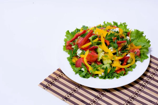 白色盘子上的新鲜沙拉 盘子上的蔬菜切成薄片 咖啡厅里的冷小吃 蔬菜沙拉 — 图库照片