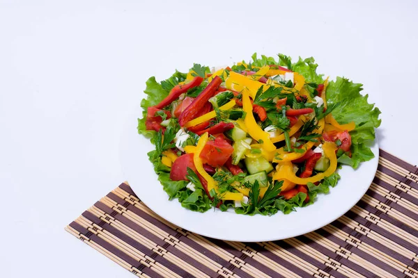 白色盘子上的新鲜沙拉 盘子上的蔬菜切成薄片 咖啡厅里的冷小吃 蔬菜沙拉 — 图库照片