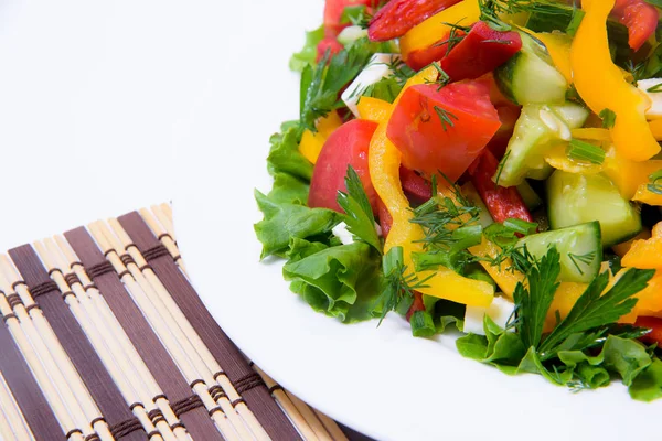 Salad Segar Piring Putih Diiris Sayuran Piring Makanan Ringan Dingin — Stok Foto