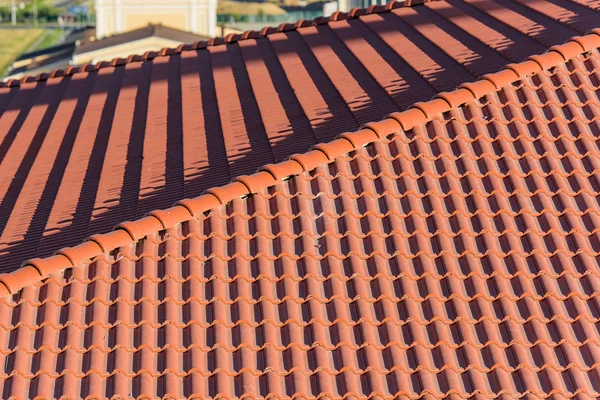 Das Dach Eines Hochhauses Dach Aus Lehmziegeln Umweltfreundliche Fliesen Dachmaterial — Stockfoto