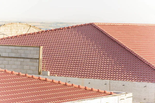 高層ビルの屋上 粘土のタイルの屋根が作られました 環境に配慮したタイル 屋根ふき材料 — ストック写真