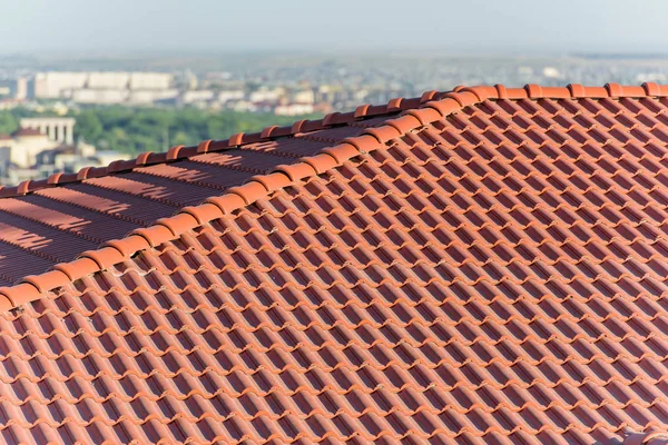 高層ビルの屋上 粘土のタイルの屋根が作られました 環境に配慮したタイル 屋根ふき材料 — ストック写真