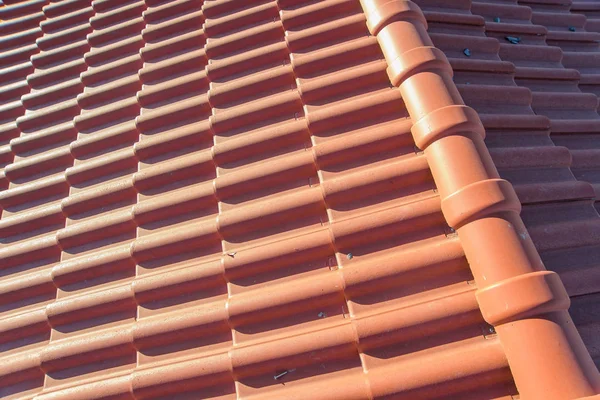 Das Dach Eines Hochhauses Dach Aus Lehmziegeln Umweltfreundliche Fliesen Dachstuhlmaterial — Stockfoto