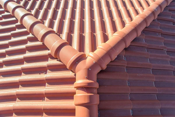 Das Dach Eines Hochhauses Dach Aus Lehmziegeln Umweltfreundliche Fliesen Dachstuhlmaterial — Stockfoto
