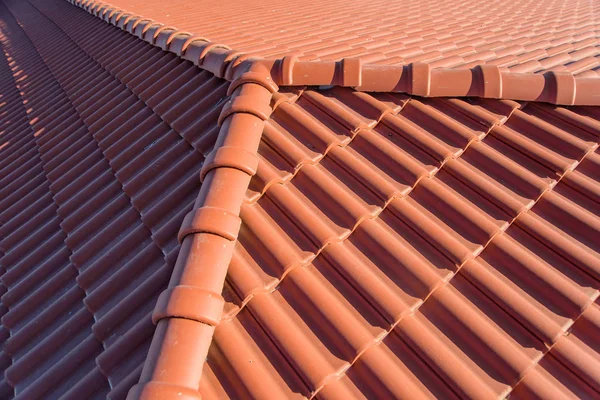 Das Dach Eines Hochhauses Dach Aus Lehmziegeln Umweltfreundliche Fliesen Dachmaterial — Stockfoto