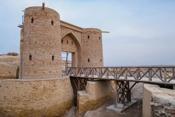 Antik şehir, Otrar Kazakistan'ın. Antik kentin kazı. Orta Asya'da turizm.