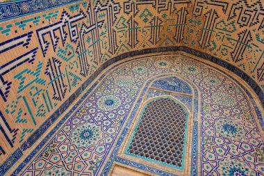 Khawaja Ahmed Yasawi Türbesi. Eski Cami Türkistan şehrine. UNESCO Dünya Mirası, Kazakistan'ın. Antik duvar resmi. Sırlı duvar resimleri. Yesevi Türbesi için ana giriş