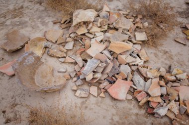 Kırık taşlar. Antik kentin parçaları. Kırık fayans parçaları. Sit alanı kil parçaları.