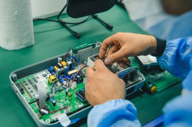 Fiş ile çalışır. Elektronik cihaz tamiri. Elektronik yapısını çalışma. Ana Teknik onarım yapar.