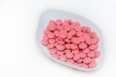 Tablet ağırlığında. Kalite kontrol ilaçların. Uyuşturucu üretimi. Tablet bir tabak içinde.