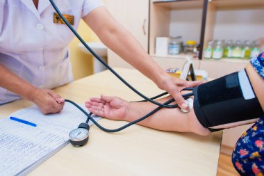 Kan basıncı ölçümü. Doktora ziyaret edin. Tıbbi araştırma. Doktora zamanlanmış ziyaret.