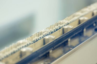 Kalite kontrol ilaçların. Ampoulesquality yönetimi ilaçların imalatı. İlaç ampül makine. Üretim satırında tıbbi ampul. İlaçların otomatik üretim.