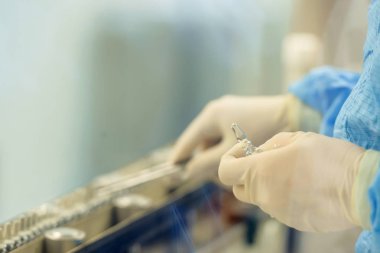 Kalite kontrol uzmanı tarafından ilaçların. Ampoulesquality yönetimi ilaçların imalatı. İlaç imalatı. İlaç ampül makine. Üretim satırında tıbbi ampul. İlaçların otomatik üretim.