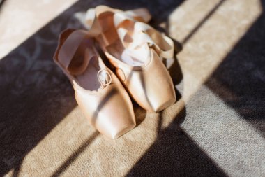Pointe Ayakkabı halı üzerinde. Balerin ayakkabıları. Sabah gelin. Düğün detayları. Pointe ayakkabılar bacaklar olmadan.