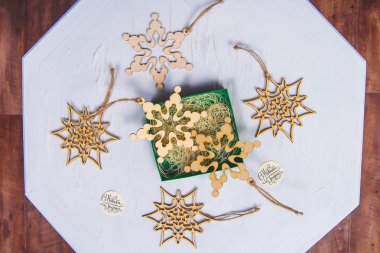 Hediye kutusu. Yeni yıl kutusunu açın. Ahşap oyuncak durumda. Yeni yıl için bir hediye. Noel oyuncaklar kontrplak yapılmış. Çevre dostu süslemeleri Noel için. Resmin üzerine yazılır: mutlu yeni yıl!