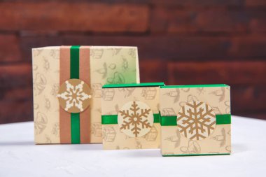 Hediye kutusu. Yeni yıl kutusunu açın. Ahşap oyuncak durumda. Yeni yıl için bir hediye. Noel oyuncaklar kontrplak yapılmış. Çevre dostu Noel süsleri