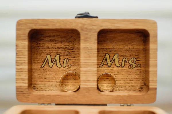 Anéis Casamento Uma Caixa Madeira Anéis Dourados Noiva Noivo Anéis — Fotografia de Stock