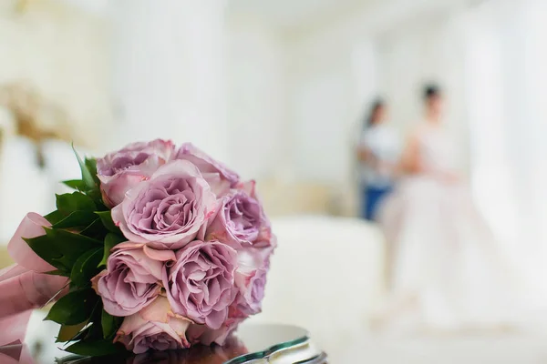 Brautstrauß Pantonefarbe Brautstrauß Aus Lila Rosen Blumen Den Händen Des — Stockfoto