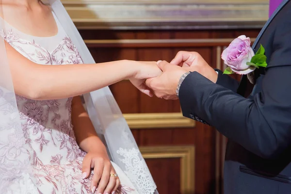 Cerimônia Casamento Betrotal Pôr Alianças Casamento Colocar Anel Mão Noivo — Fotografia de Stock