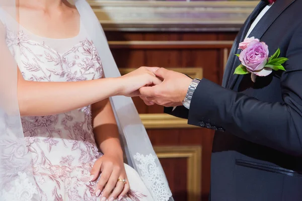 Cerimônia Casamento Betrotal Pôr Alianças Casamento Colocar Anel Mão Noivo — Fotografia de Stock