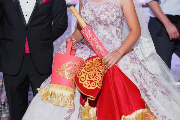 Казахская Свадьба Национальные Таможни Казахстана Церемонии Вручения Предметов Руки Невесты — стоковое фото